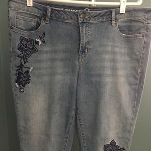 NWOT Boyfriend jeans with embroidered flowers